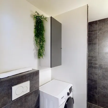 Le Berthollet 9 - Renovated 1 Bedroom 2 Steps - Center *